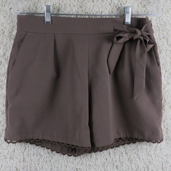 Banana Republic* Women's Pleated Side Zipper Closure Multipocketed Shorts~Size 2 - Picture 1 of 10